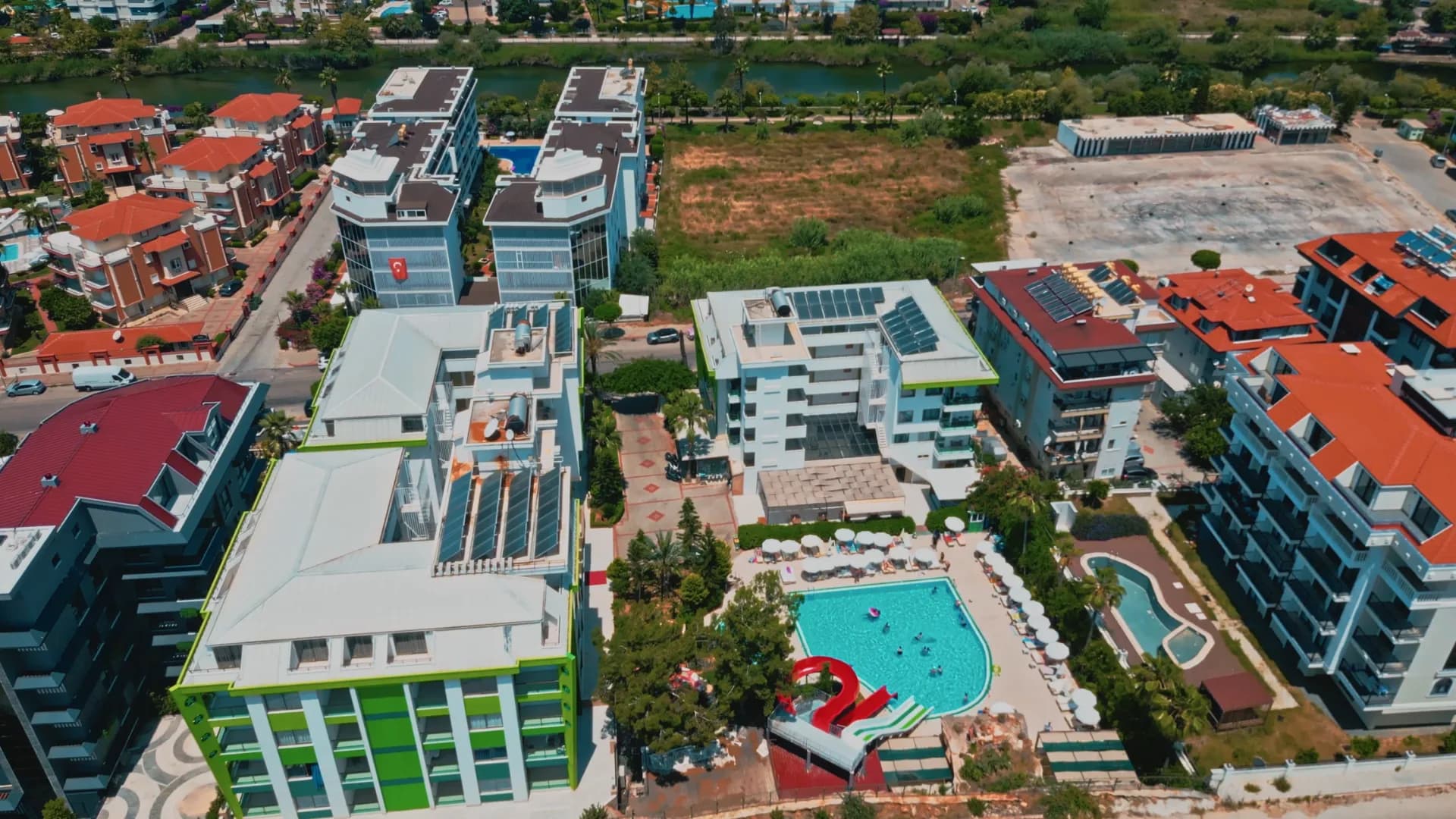Antalya Alanya — Yaşam Vadisi Otel, palmiyeli bahçe ve havuz